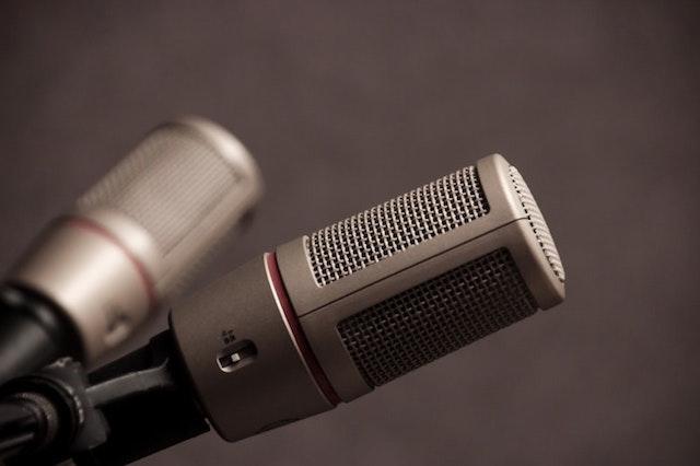 Dois microfones de estúdio, como os usados para gravar bibliotecas de som e audiolivros